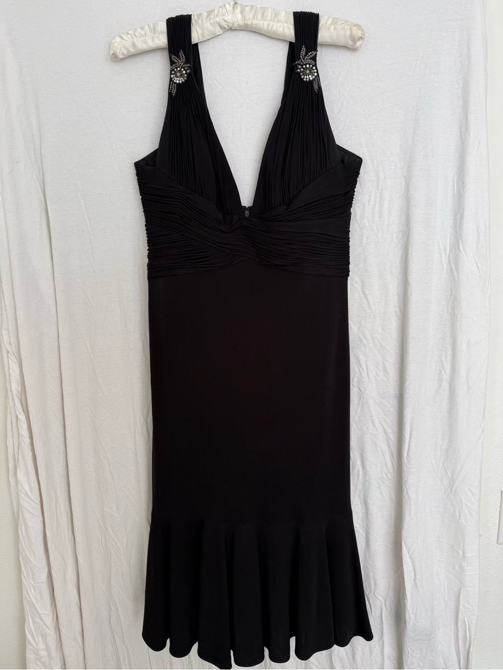 Badgley Mischka Black Pleated V-Neck Midi Dress